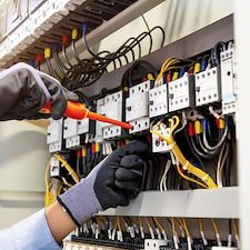 Best-Metairie-Electrician-Helping-Jefferson-Parish-with-Small-Electrical-Job-Repair 1