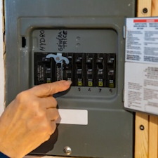 Electrician-in-Metairie-LA-Providing-Electric-Panel-Ugrades-In-the-Delta-Metairie-Neighborhood 0