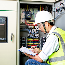 Metairie-Electrician-Providing-Same-Day-Circuit-Breaker-Repairs-in-the-Metairie-Heights-Neighborhood 1