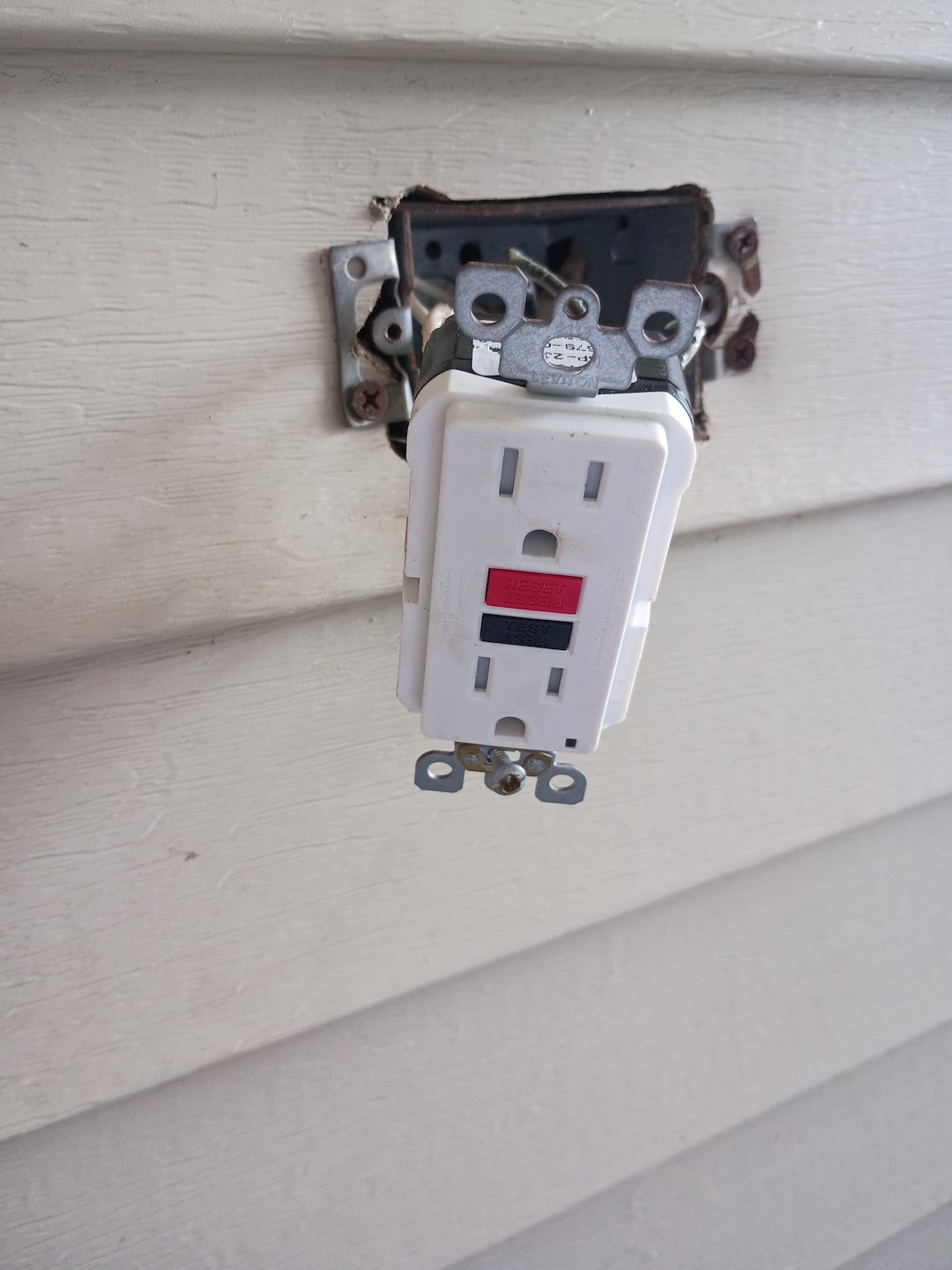 Professional Electrician Delivering  Emergency Power Outage Restoration Electrical Repair Service